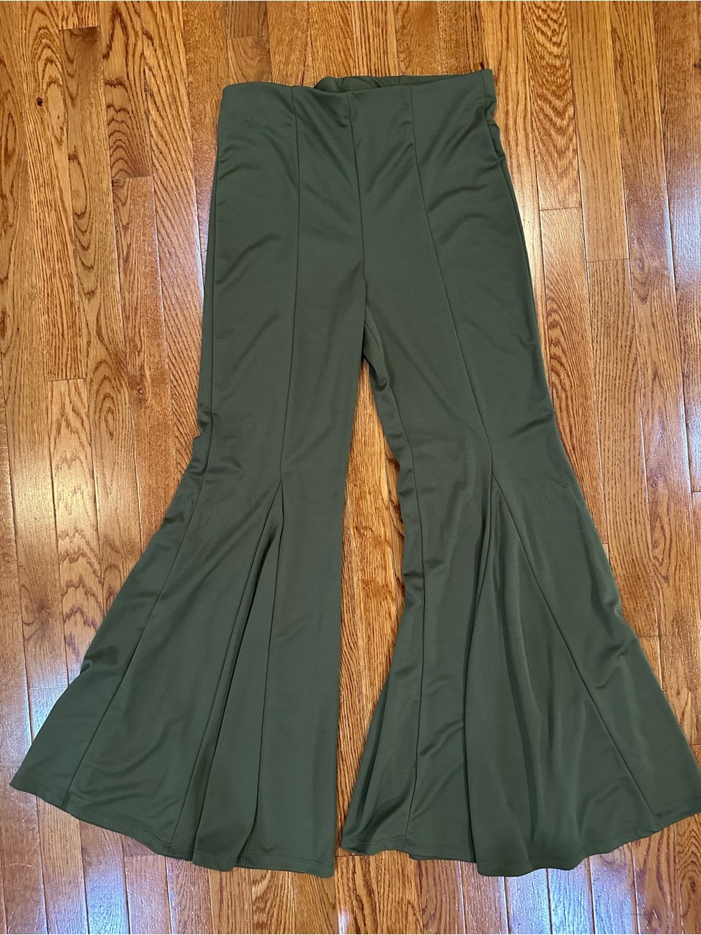 H&M Divided green bell bottom pull on lightweight pants women’s size M NWOT